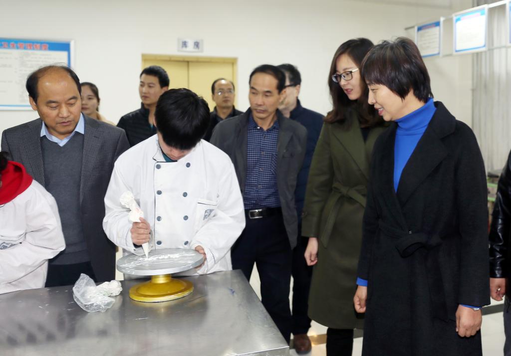 张晓云经理一行实地考察该校实训基地