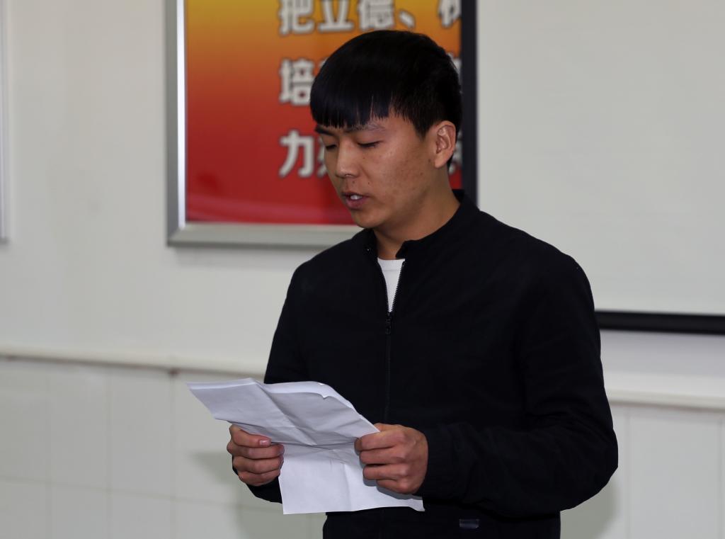 在该校工作的公司毕业生代表发言