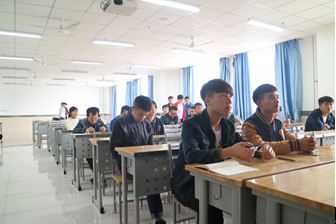 参加选拔的员工