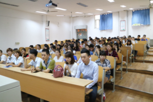 参加招聘会的员工