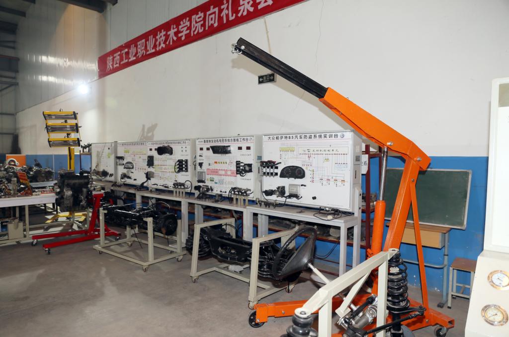 公司捐赠的价值9.36万元的汽车维修实训设备